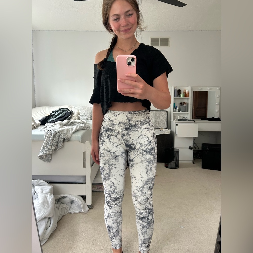 BLACK AND WHITE MARBLE LEGGINGS!!